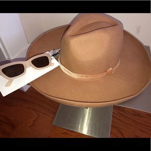 🤩Large Brim Hat & Shades bundle🤩